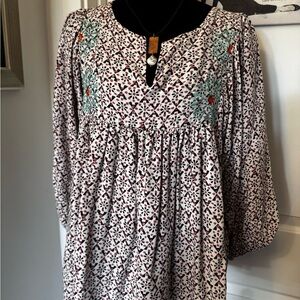 *Umgee Peasant/Bohemian style flora blouse. Size M